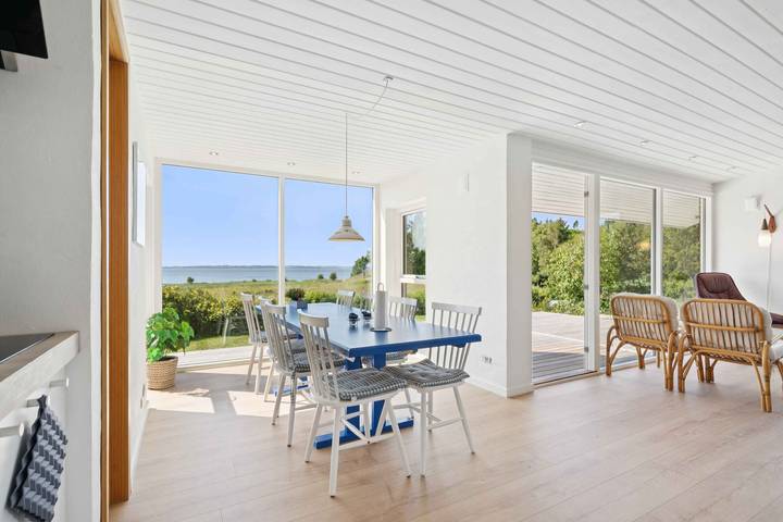 Ferieudlejning for 6 personer, med terrasse og søudsigt såvel som have og udsigt i Farsø