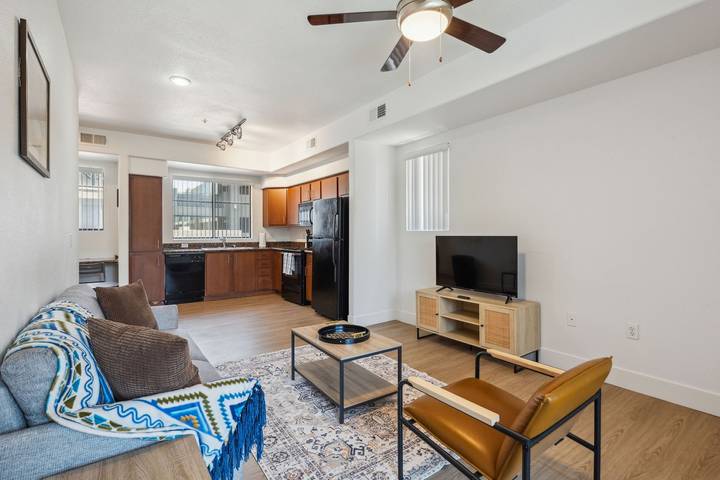 Vacation rental for 3 people, with yard and balcony as well as pool, kid friendly in Glendale