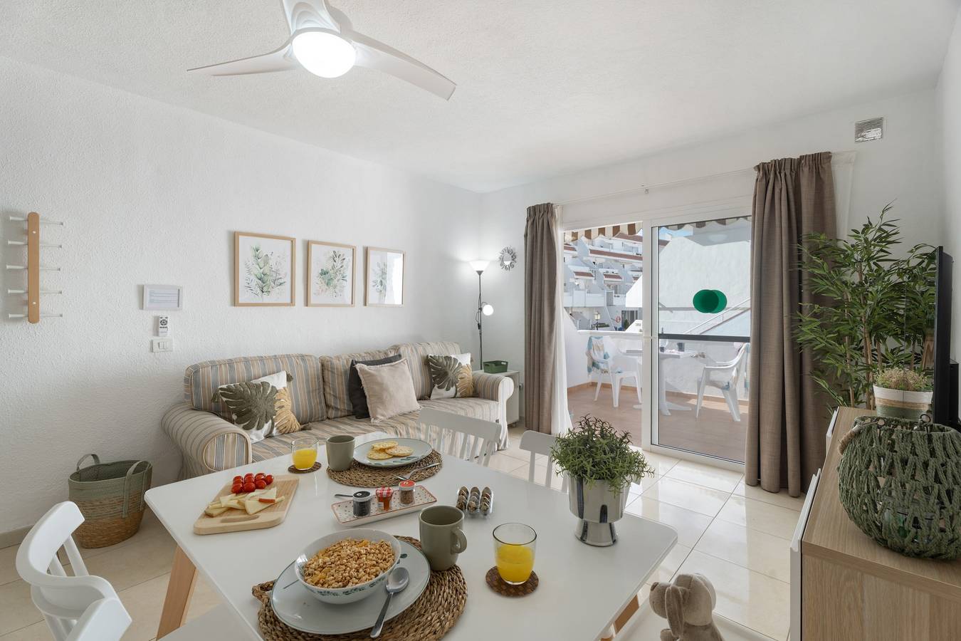 Appartement entier, Vacances 'Serene Terrace and Pool' avec piscine partagée, terrasse privée et Wi-Fi in Playa de las Américas, Arona