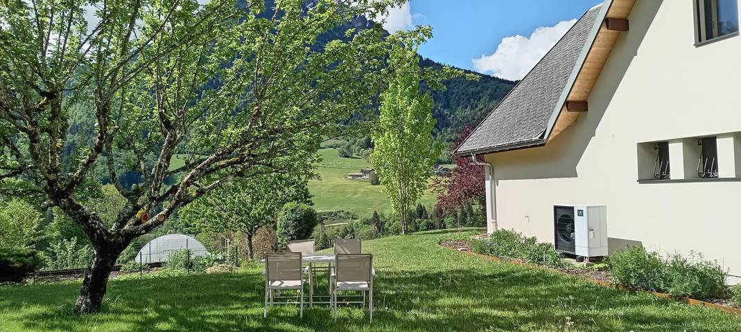 Maison de vacances pour 4 personnes, avec Jardin et Piscine dans Bauges