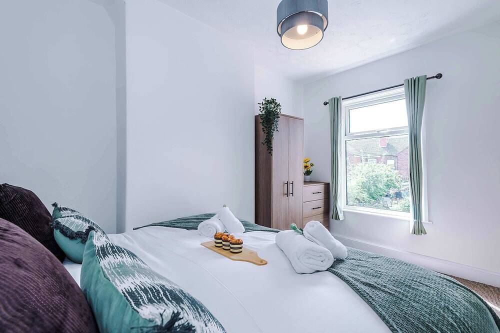 Stylish 2-Bed House in Crewe, Perfect for Business in Crewe, Cheshire East