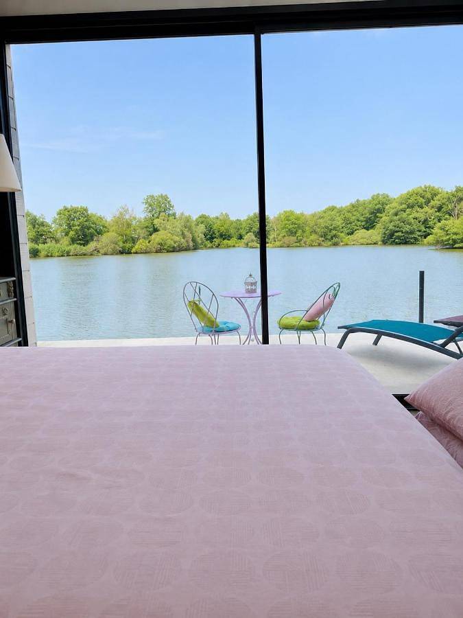 Location de vacances pour 2 personnes, avec Terrasse et Jardin ainsi que Vue sur le lac et Vue à Velles