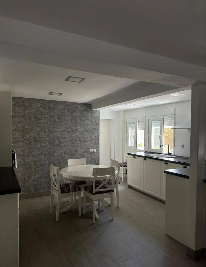 Apartamento de vacaciones para 8 personas, con vistas además de piscina y jardín en Sierra Norte - 3