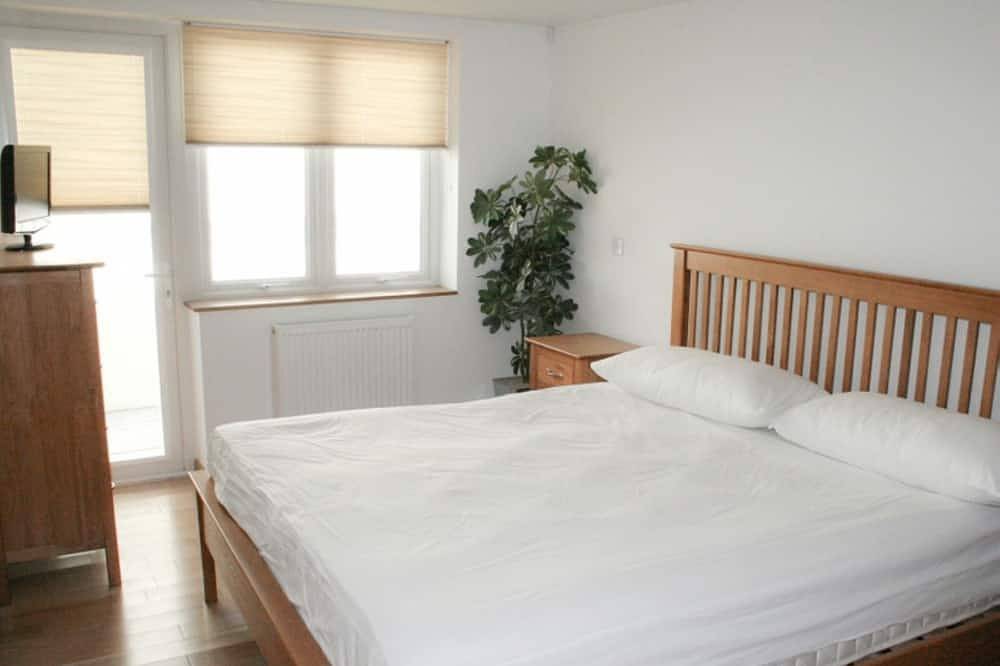 Fantastic Location!  2 min walk to \"Best Uk Beach\" Sunday Times.  Dog friendly in Porth, Newquay