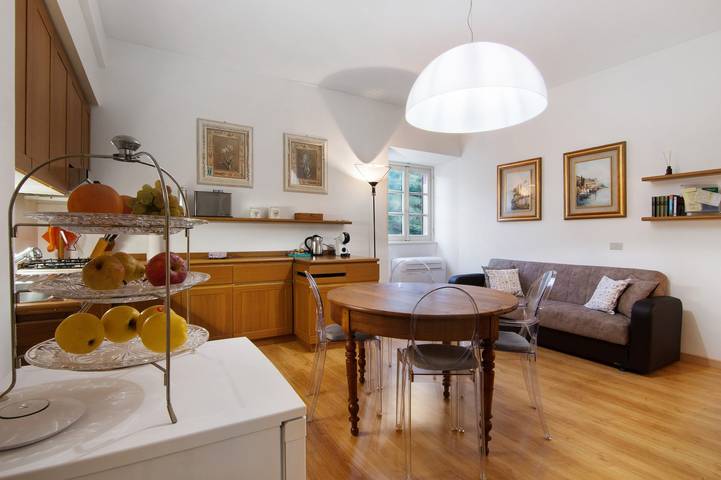 Entire apartment, Holiday Apartment "La Contessa" with Private Garden, Wi-Fi & Air Conditioning in Lenno, Tremezzina