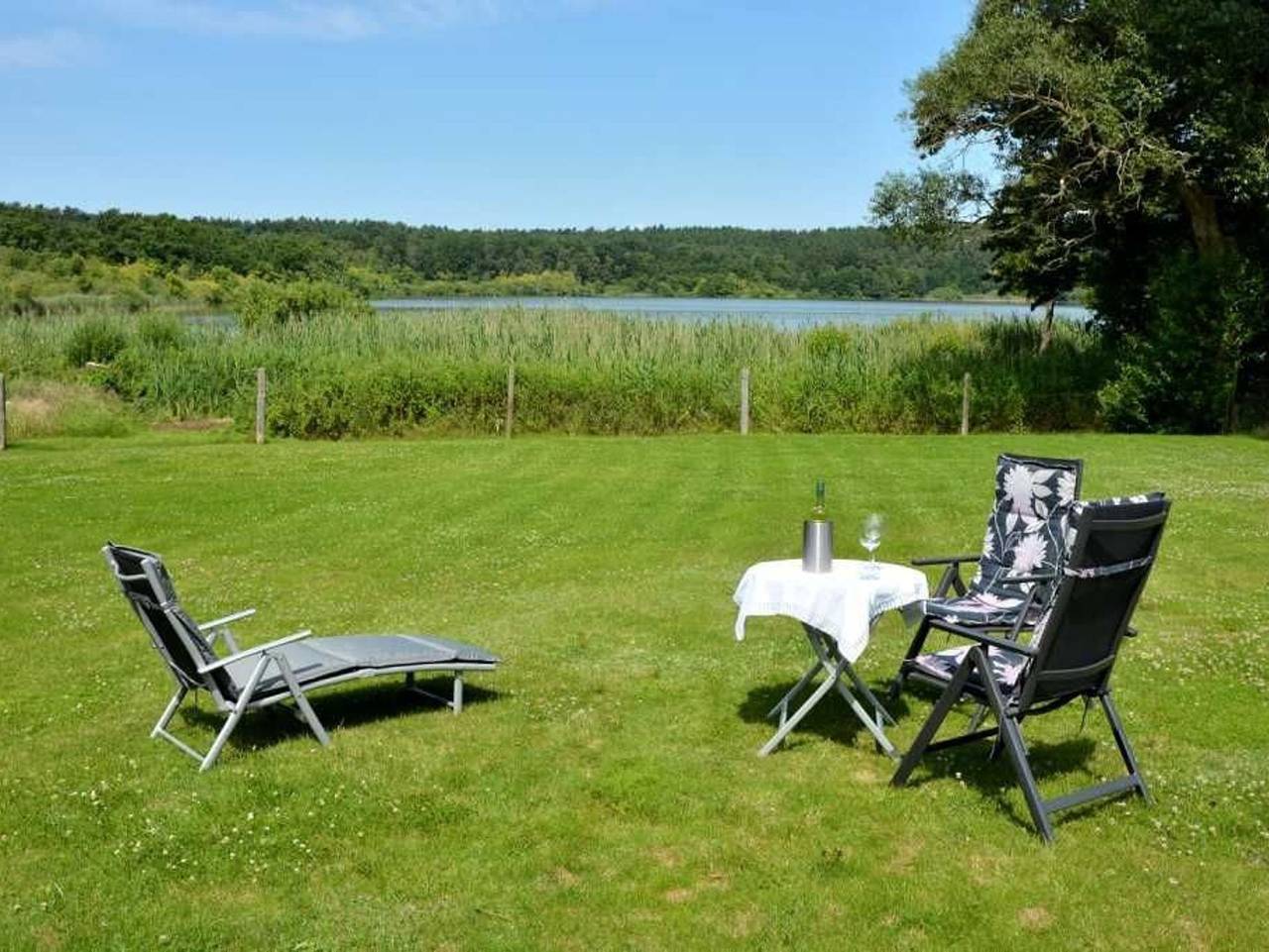Ganze Ferienwohnung, Ferienhaus am See auf großem Grundstück, Kaminofen in Krakow am See, Naturpark Nossentiner/Schwinzer Heide