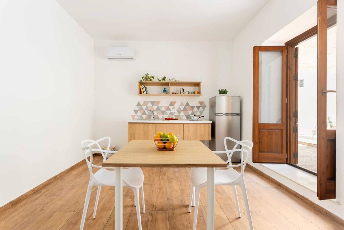 Appartamento intero, Appartamento 'Travel Rooms-Arenella Piano Terra 1' con vista sulle montagne e aria condizionata in Palermo, Provincia di Palermo