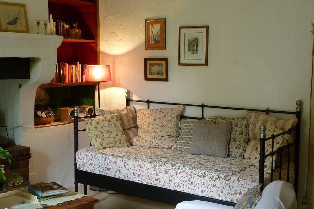 Entire apartment, Casinha de Campo na Casa de um Viticultor do Século Xviii in Boissières, Nimes region