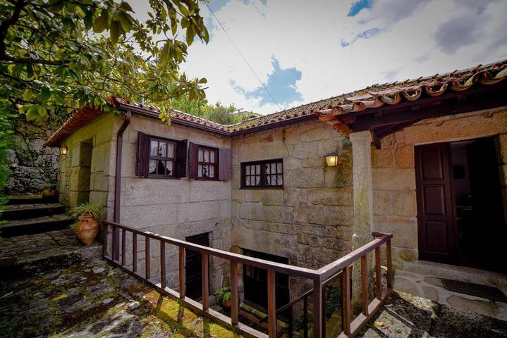 Location de vacances pour 6 personnes, avec piscine ainsi que vue et jardin dans Ribadouro - 4