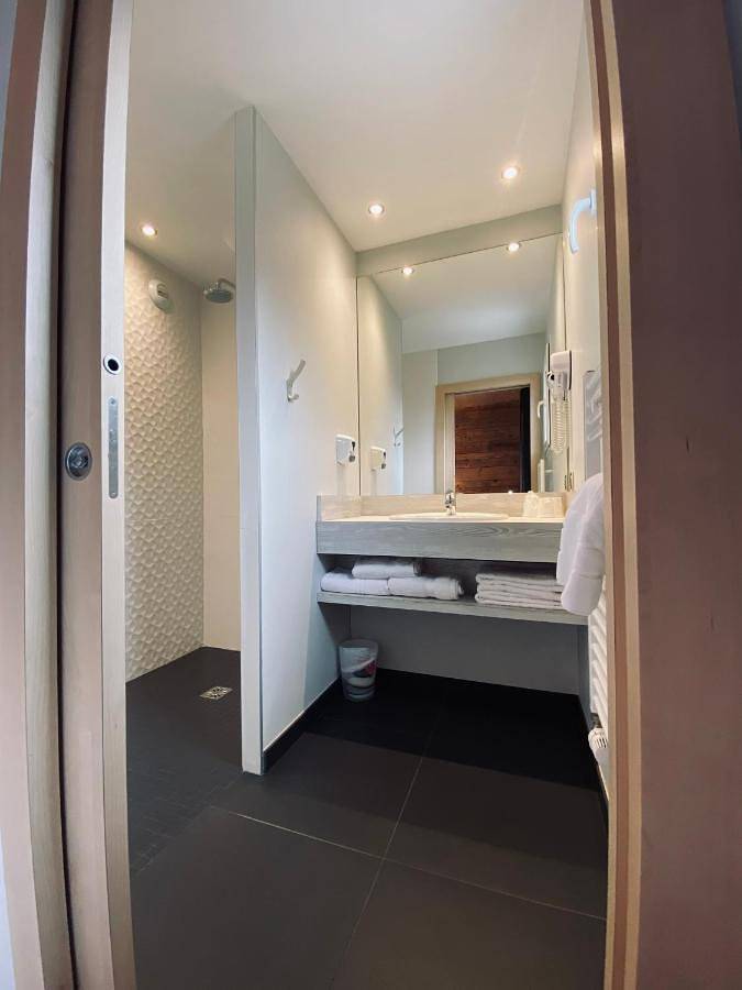 Hôtel pour 2 personnes, avec jacuzzi et sauna ainsi que piscine et terrasse dans Lac de Gérardmer - 3