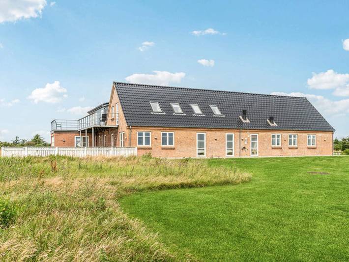 Ferieudlejning for 30 personer, med pool og børnepool samt terrasse, husdyr tilladt i Harboøre