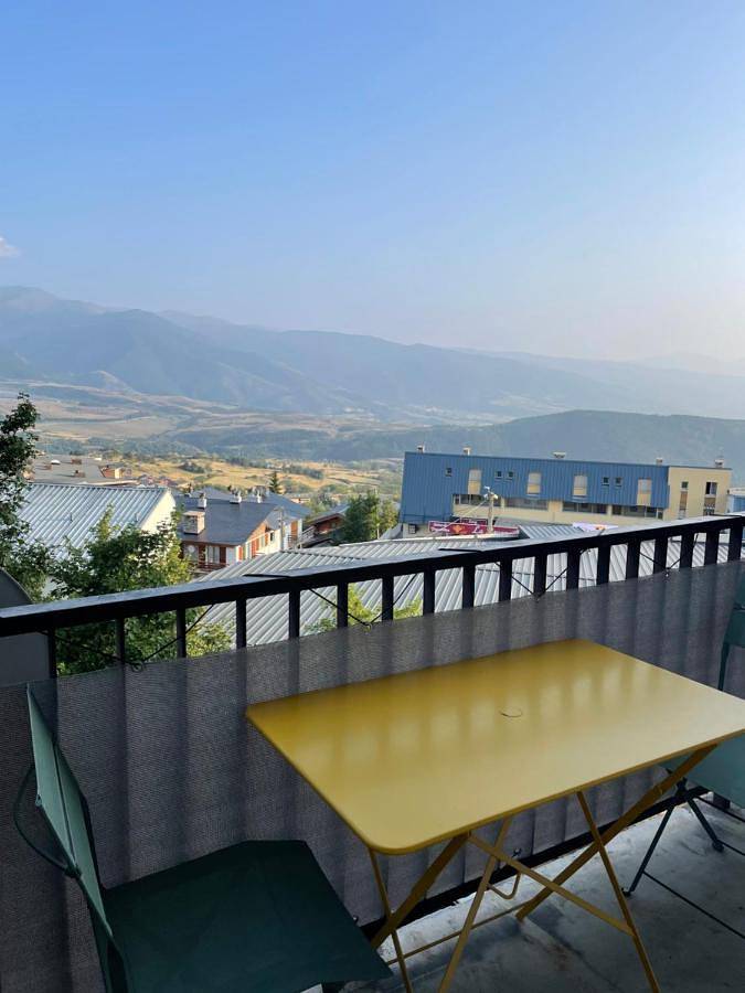 Gîte pour 6 personnes, avec terrasse et vue dans Office De Tourisme De Font Romeu