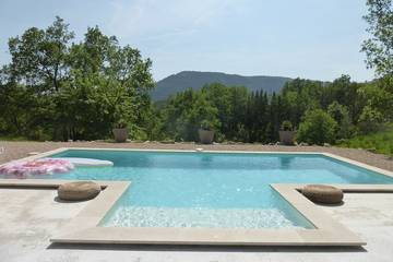 Gîte pour 6 personnes, avec terrasse et jardin à Bargemon