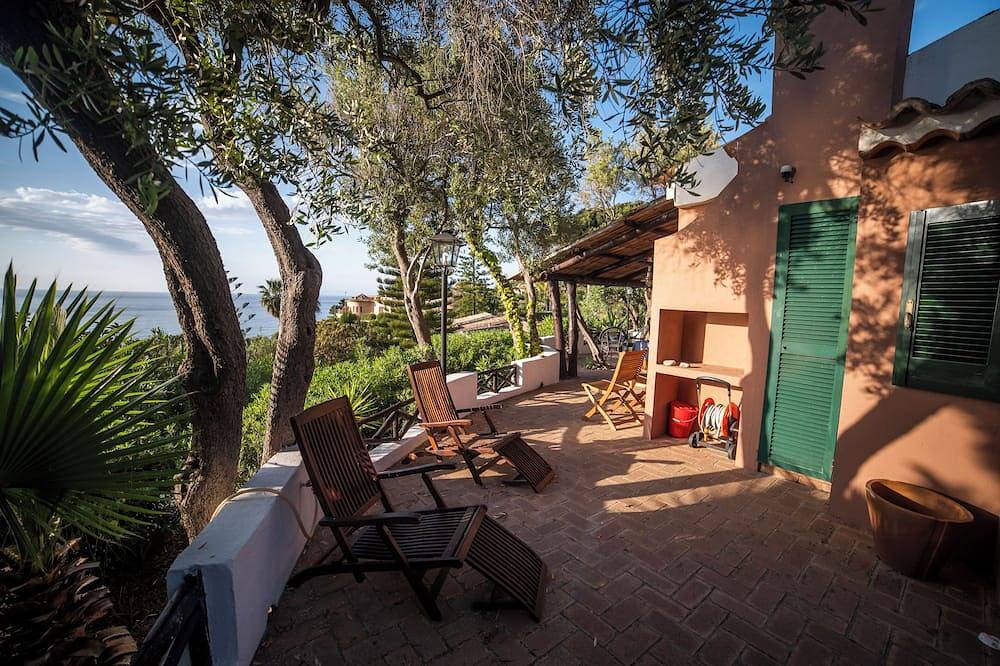 Dream Vacation in Calabria: Villa with Patio 200 Meters from the Sea Free Parking in Parghelia, Vibo Valentia Provinz