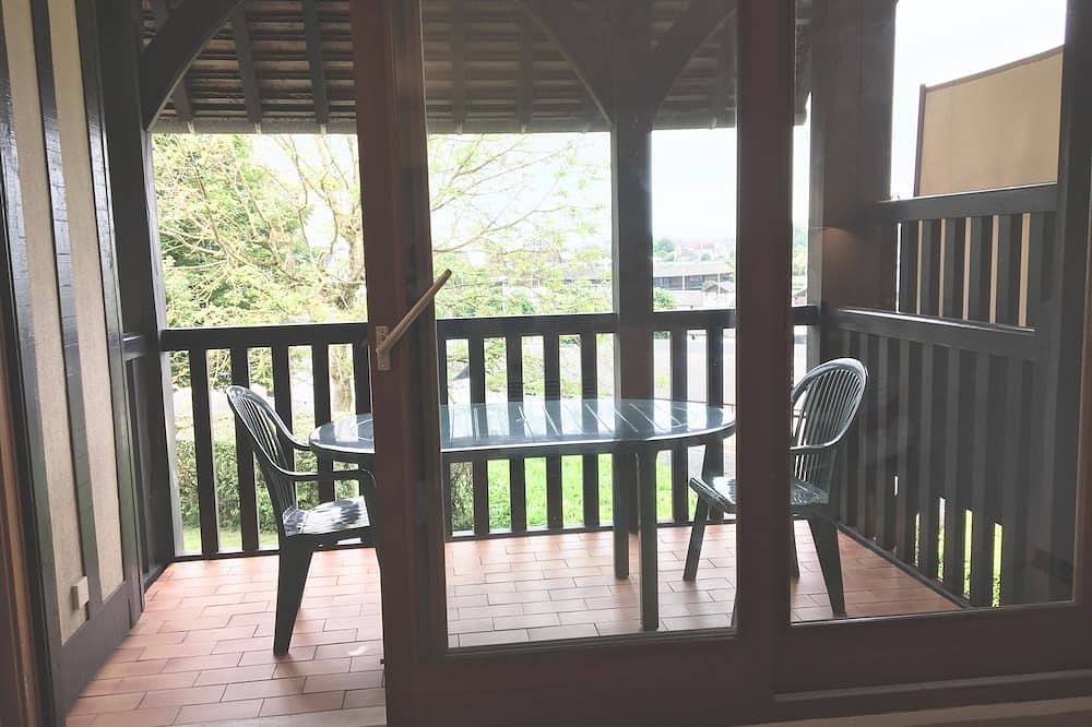 Entire apartment, Two-room apartment with balcony, indoor heated pool - 4 people in Deauville, Lisieux region