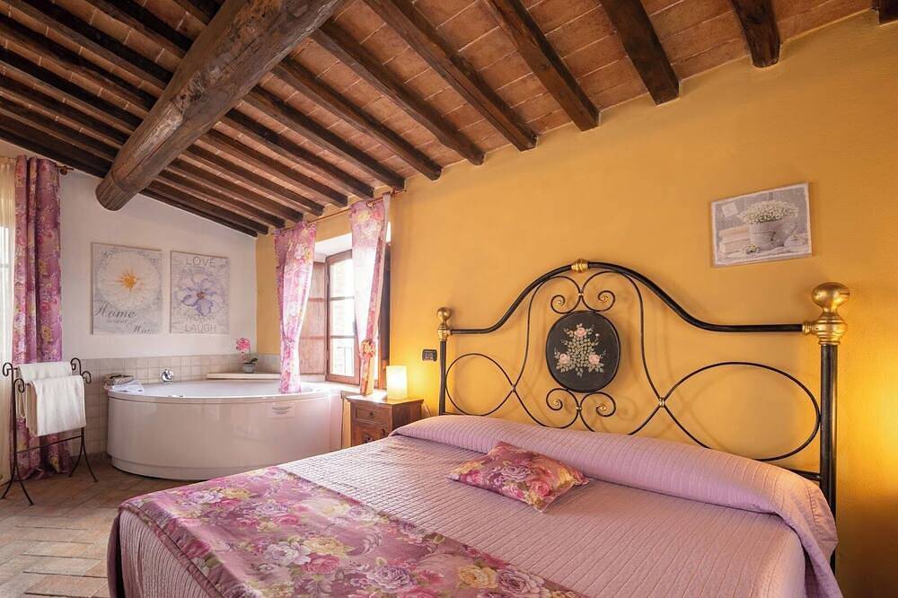 Podere Palazzolo, ancient farmhouse nestled in the hills of Chianti Classico. in Castellina in Chianti, Chianti