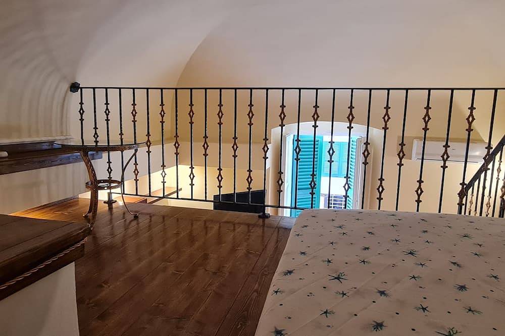 Entire apartment, Vacation House La dimora nel borgo in Taranto, Gulf of Taranto