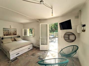 Gîte pour 2 personnes, avec terrasse ainsi que piscine et jardin à Cénac-et-Saint-Julien