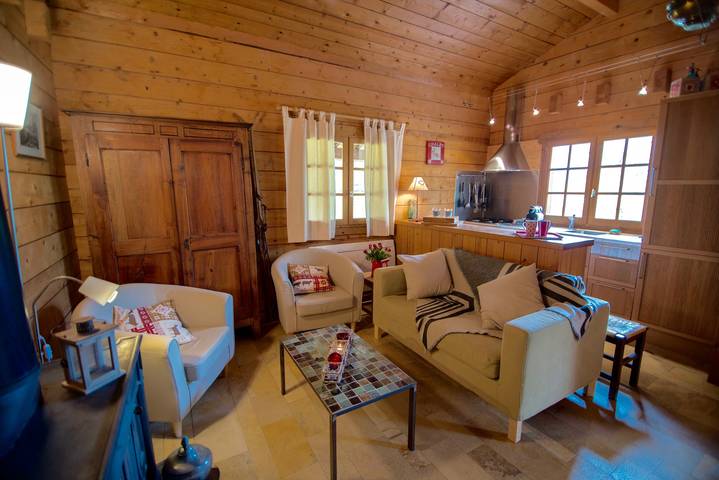 Chalet pour 8 personnes, avec terrasse ainsi que vue sur le lac et jardin sur le Lac d'Annecy