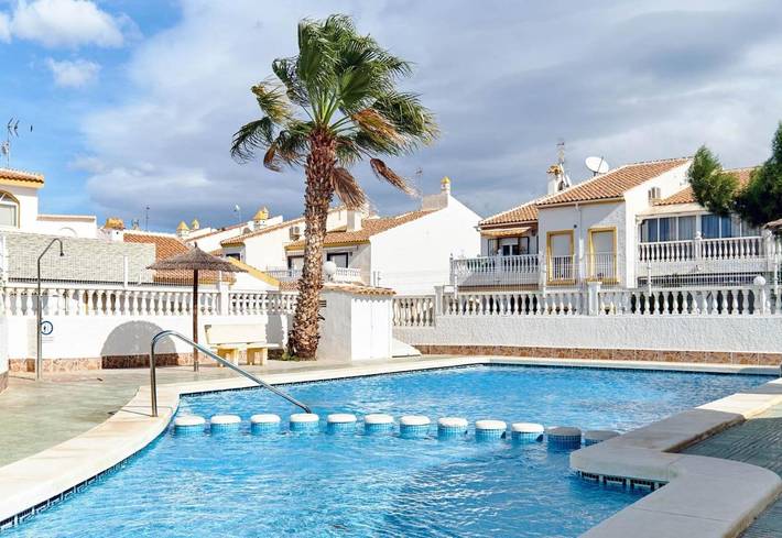 Apartamento de vacaciones para 5 personas, con terraza además de vistas y piscina - 1