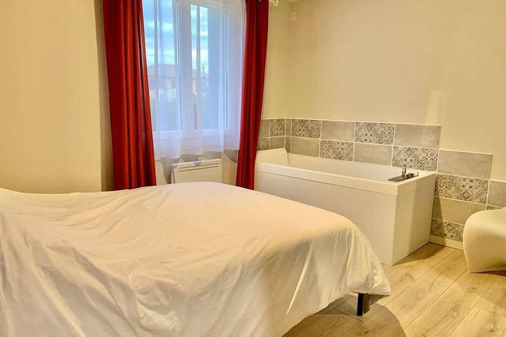 Gîte pour 4 personnes, avec jardin ainsi que terrasse et jacuzzi à Gignac - 2