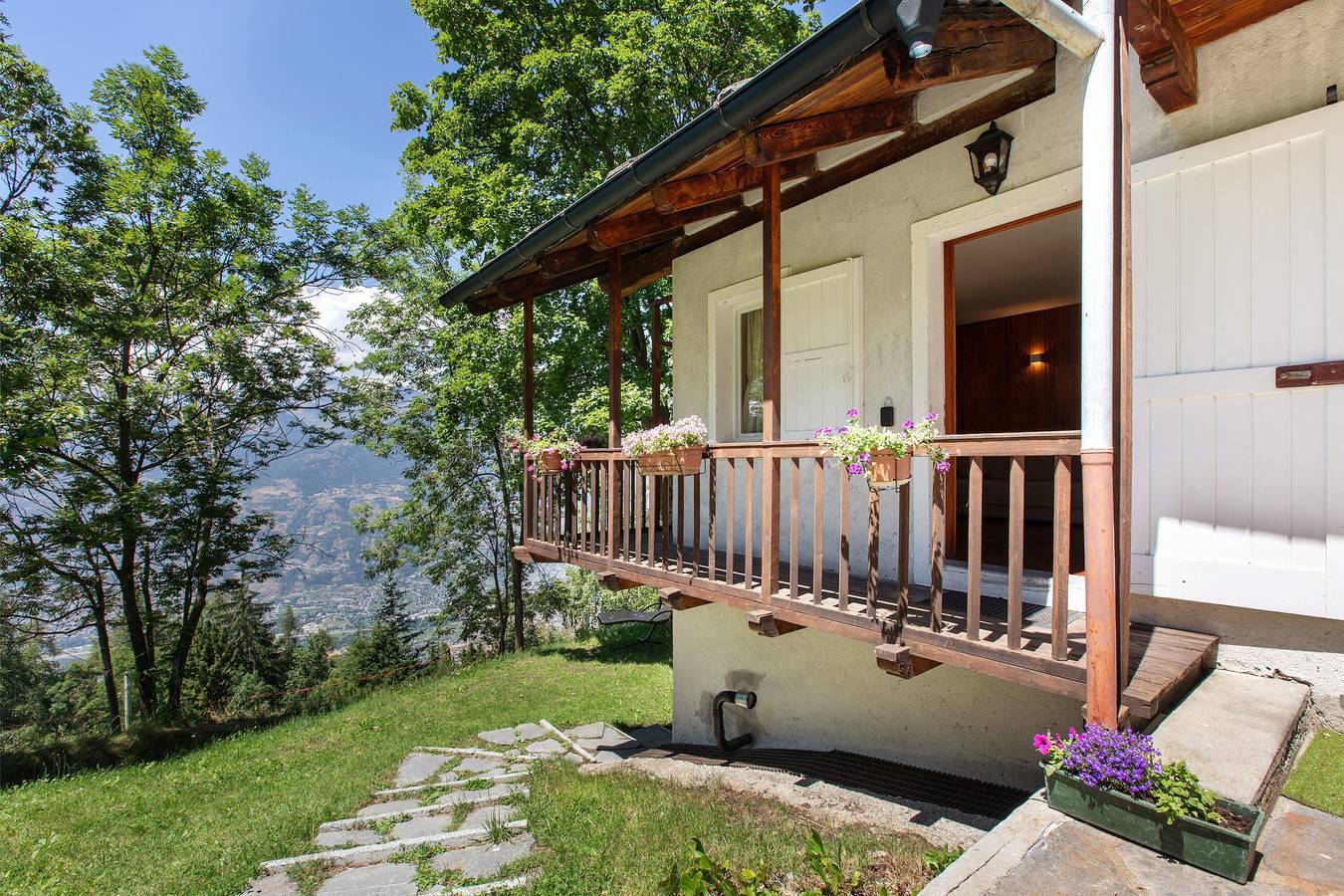 Apartamento entero, Apartamento 'L'abri' con vistas a la montaña, jardín compartido y Wi-Fi in La Cerise (Gressan), Comune di Gressan