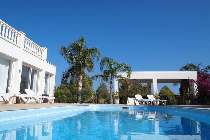 Villa for 10 people, with terrace and garden - 1