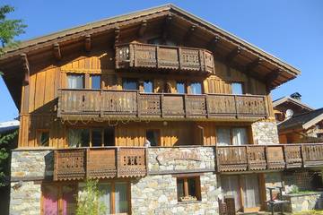 Maison de campagne pour 9 personnes, avec balcon et piscine dans Office de Tourisme de Montchavin les Coches