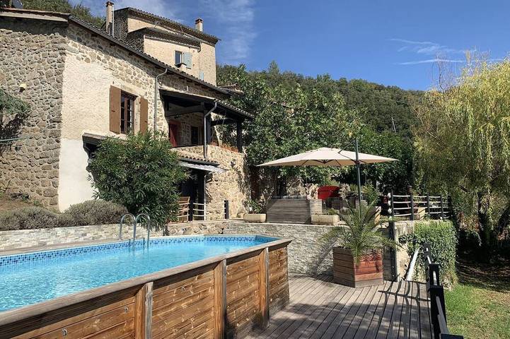 Location de vacances pour 6 personnes, avec Terrasse ainsi que Jardin et Piscine à Dunière-sur-Eyrieux