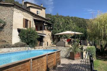 Location de vacances pour 6 personnes, avec terrasse ainsi que piscine et jardin à Dunière-sur-Eyrieux
