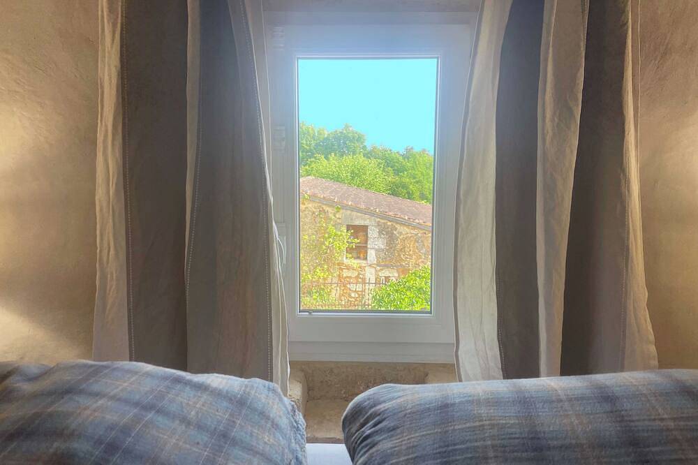 Gîte de charme en Dordogne dans les dépendances d'un manoir du Xvii ième in Queyssac, Périgord Pourpre
