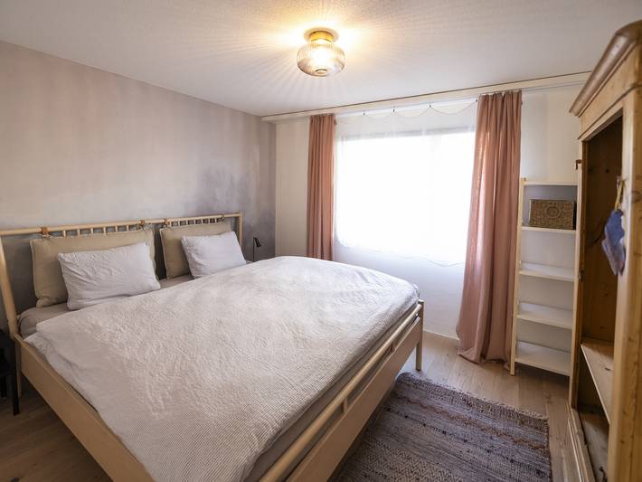 Ganze Ferienwohnung, Abitaziun Patgific - Ferienwohnung im Casa Hirundella - 3.5 Zimmerwohnung mit Sitzplatz für Familien und Naturliebhaber in Trin Mulin, Trin