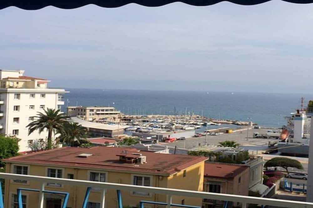Geheel appartement, Mooi appartement met terras en uitzicht op zee. in Nice, Nice en omgeving