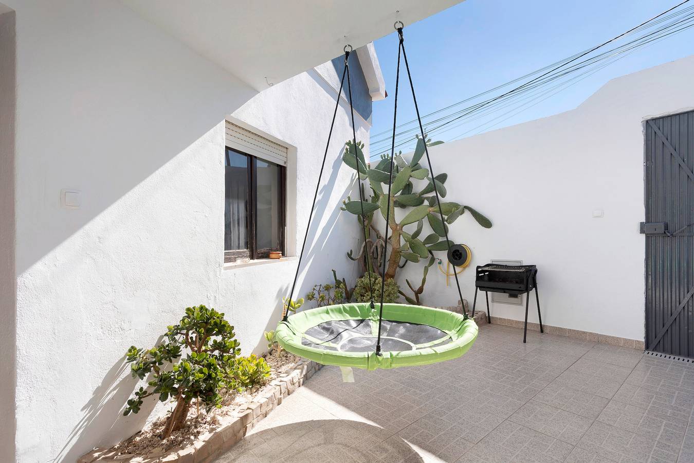 Holiday Home 'D´Aldeia' with Shared Terrace, Private Garden and Wi-Fi in Cela, Leiria District