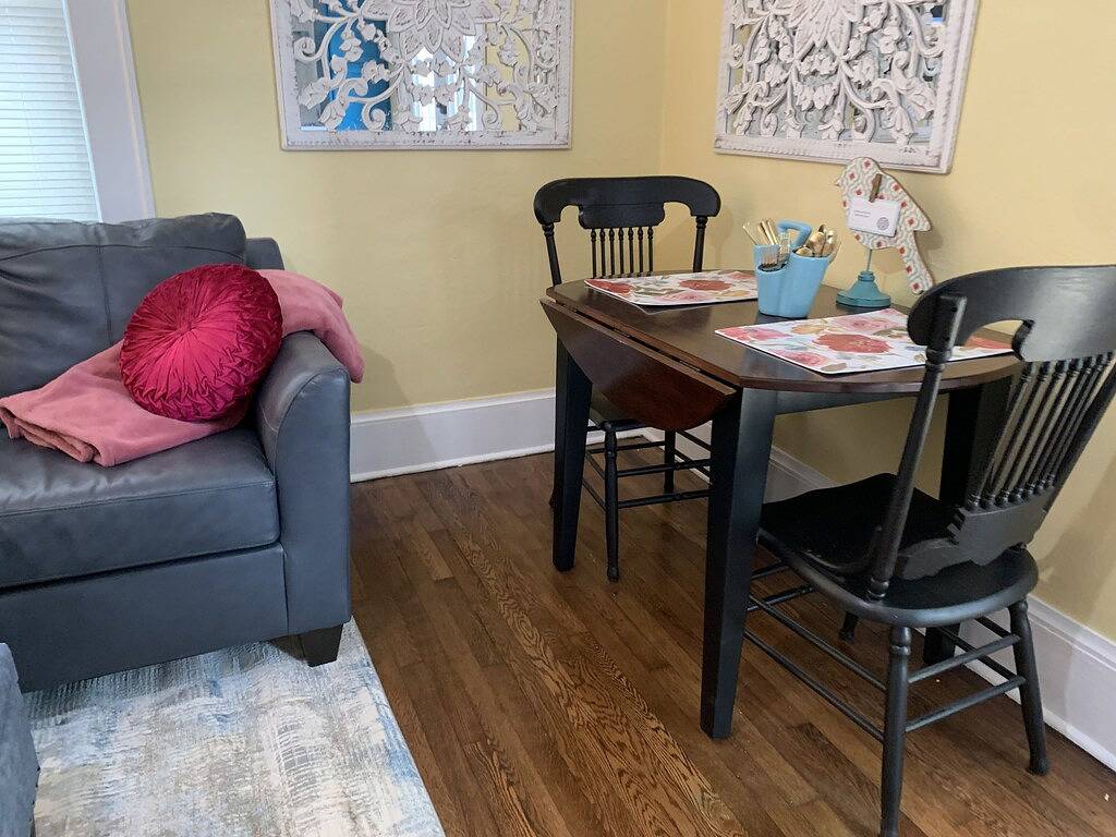 Ganze Wohnung, 2 Person Hot Tub on Private Deck, 2 mi to Dt Hendersonville/Flat Rock, King Bed in Hendersonville, Henderson County (NC)