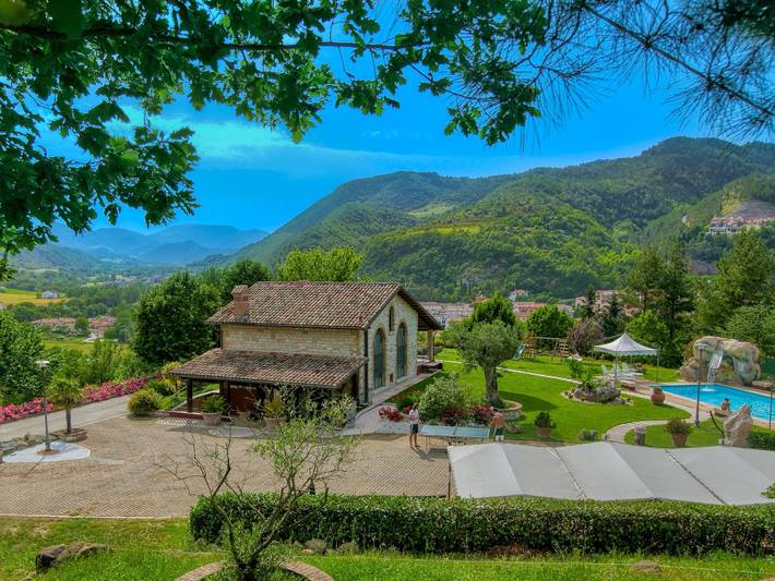 Baita per 5 persone, con Terrazza e Giardino nonché Piscina nelle Marche