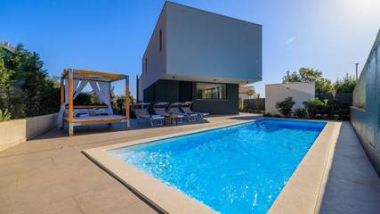 Ferienhaus für 8 Personen, mit Pool und Balkon in Crikvenica