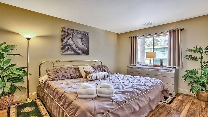 Vacation home for 12 people, with hot tub and yard in South Lake Tahoe