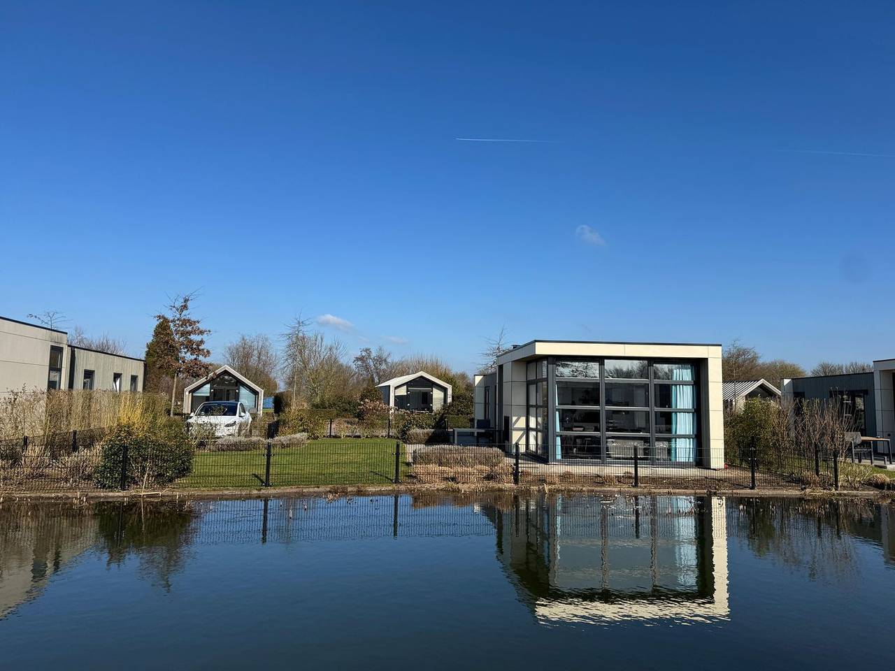 Top-modernes Chalet Ijssel Oase mit eingezäuntem Garten am Wasserlauf des Parks in IJssel