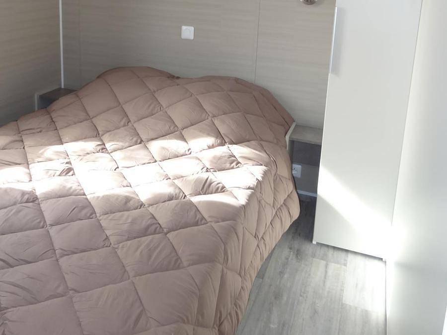 Camping le Rouge Gorge 10' Puy du Fou - Mobilheim 4 personen - Mobilhome Ti 26m² mit halbüberdachter Terrasse (2 Schlafzimmer) 4 pers. Komfort 4 pers in Saint-Laurent-sur-Sèvre, Loire-Tal