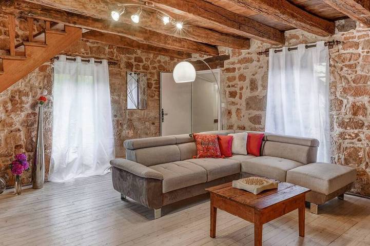 Location de vacances pour 4 personnes, avec terrasse ainsi que piscine et jardin à Teillots