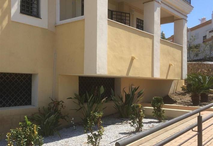 Apartamento entero, "Lux Apartm Beauvivir" con piscina compartida, jardín y terraza privada in Caleta de Vélez, Vélez-Málaga