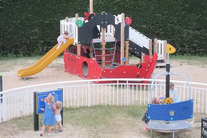Camping pour 6 personnes, avec terrasse et piscine à La Tranche-sur-Mer - 4