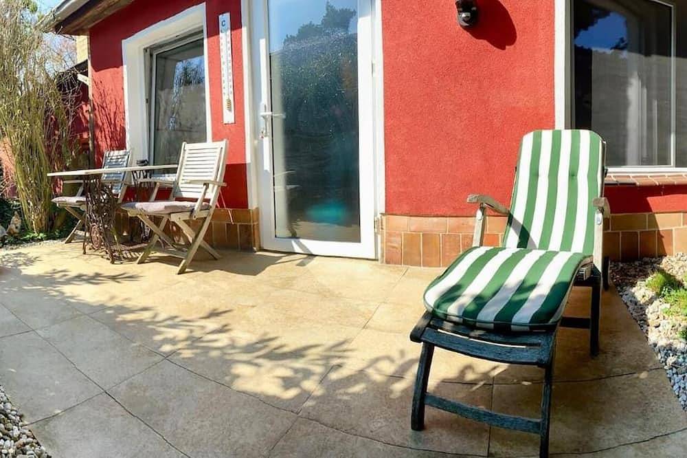 Apartment 'Haus Mit Kunst' with Private Terrace, Shared Garden and Wi-Fi in Leipzig-South, Leipzig