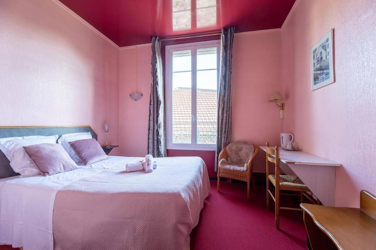 Double Room with Private Bathroom in Montdidier, Région de Montdidier