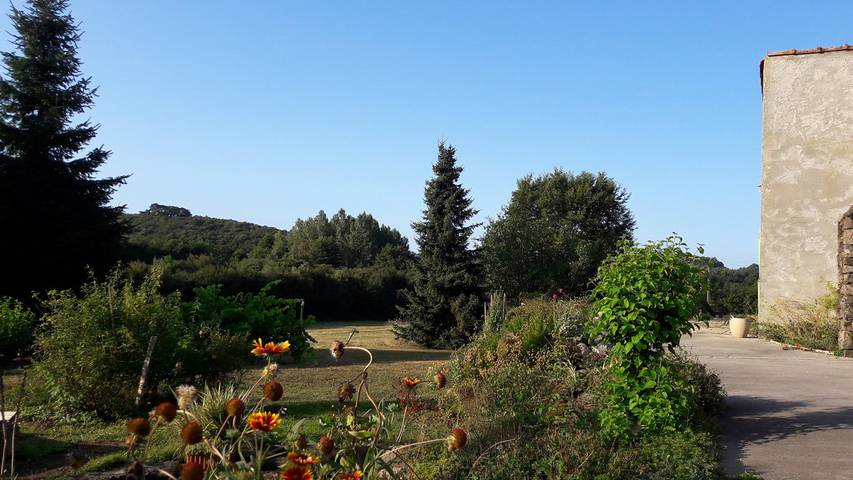 Gîte pour 6 personnes, avec jardin ainsi que terrasse et vue sur le lac à Pouzauges - 4