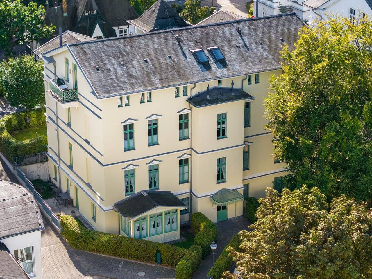 Ganze Ferienwohnung, Villa am Ostseestrand - Hübsche Ferienwohnung mit Wintergarten - nur 50 m zum feinsandigen Ostseestrand in Seebad Heringsdorf, Heringsdorf