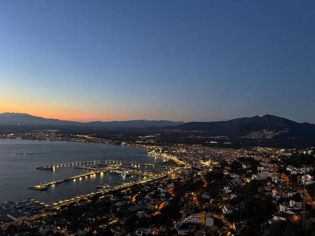 Entire apartment, Comfortable 3-bedroom apartment with air conditioning, terrace and pool in Roses in Roses, Upper Empordà