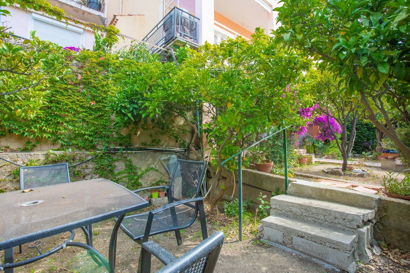 Entire apartment, Apartment 'Chez Eliane Au Lavandou' with Private Terrace, Private Garden and Wi-Fi in Le Lavandou, Parc national Port-Cros