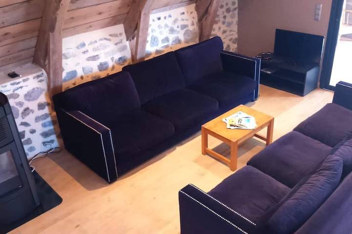 Gîte pour 4 personnes, avec jardin à Espinchal